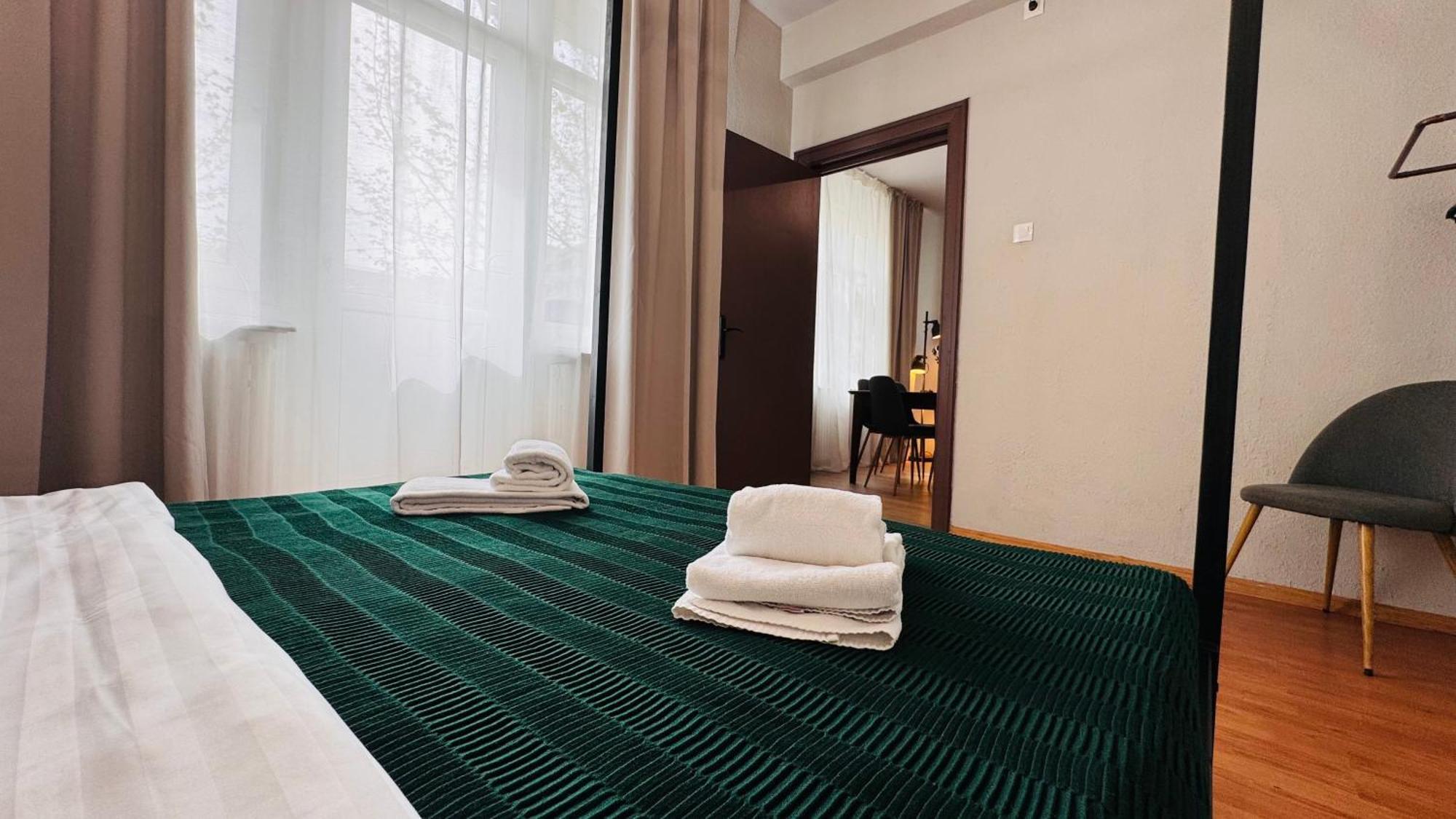 Ideal Home - Spacious & Modern Accommodation Near Unirii Square Букурещ Стая снимка