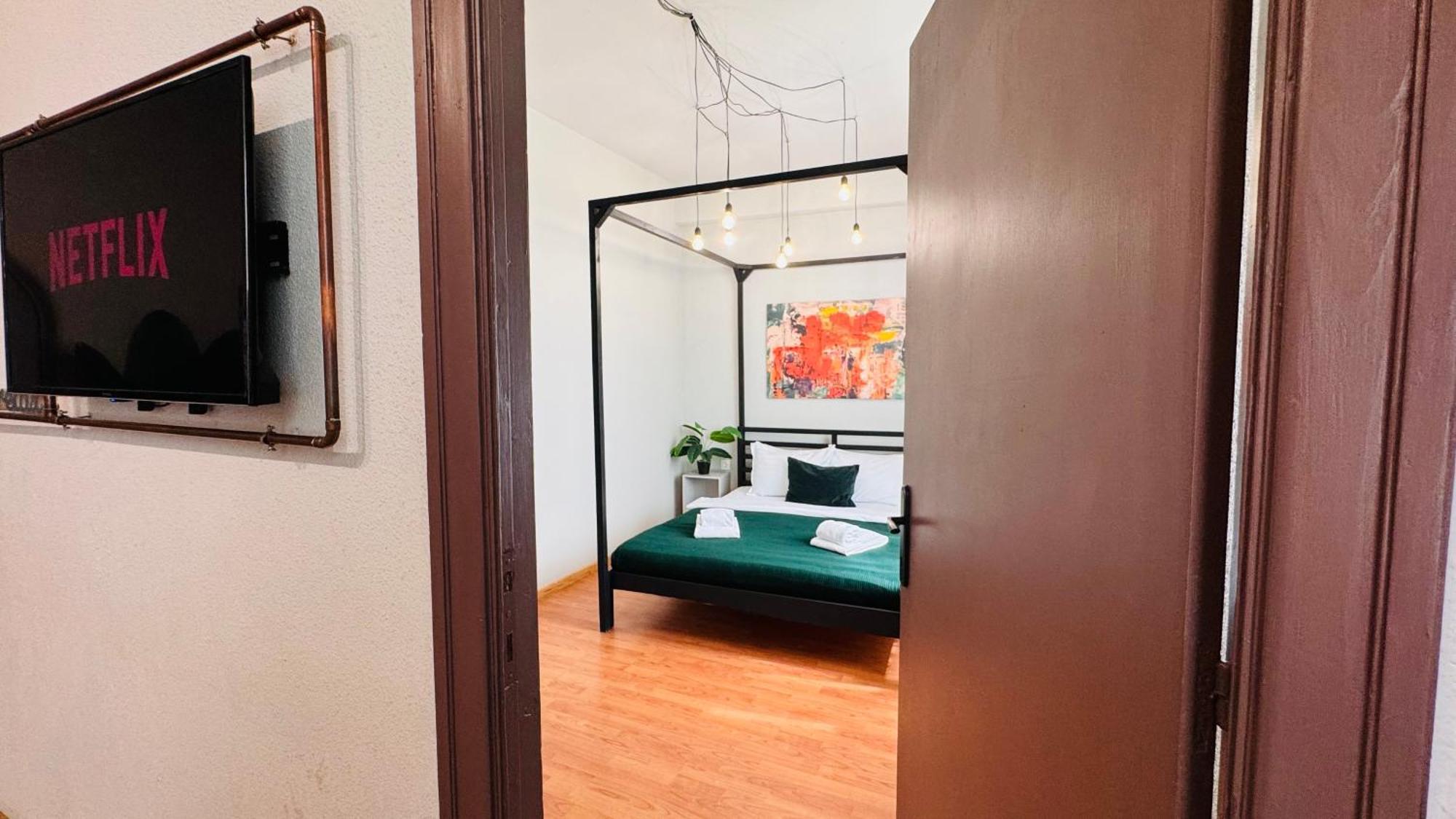 Ideal Home - Spacious & Modern Accommodation Near Unirii Square Букурещ Стая снимка